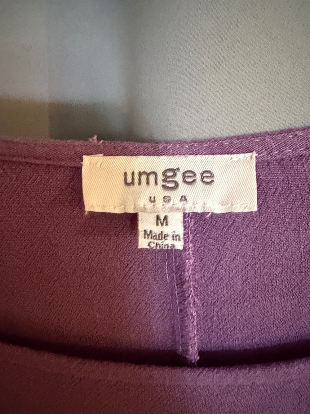 Umgee top size medium, raw hem, short sleeves. - Picture 4 of 4